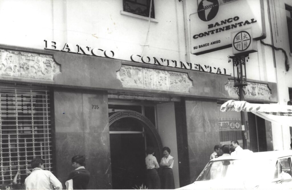 Oficina del Banco Continental en la calle Capón, el barrio chino de Lima Fotografia de Oficina Barrio Chino BBVA Continental