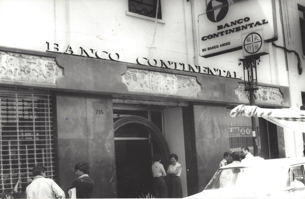 Oficina del Banco Continental en la calle Capón, el barrio chino de Lima Fotografia de Oficina Barrio Chino BBVA Continental