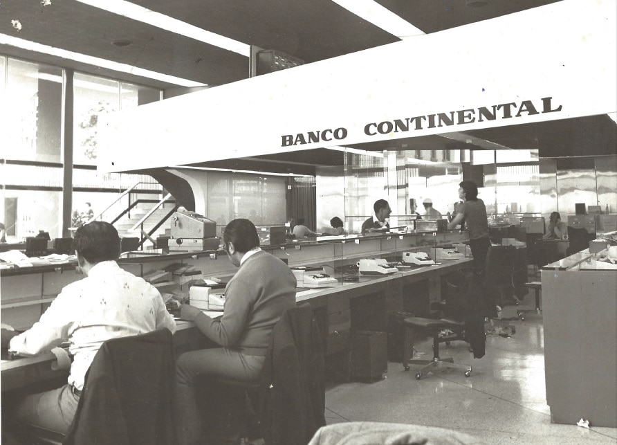 Oficina Larco Miraflores BBVA Banco Continental 1982 Fotografia de Oficina Larco Miraflores BBVA Banco Continental 1982