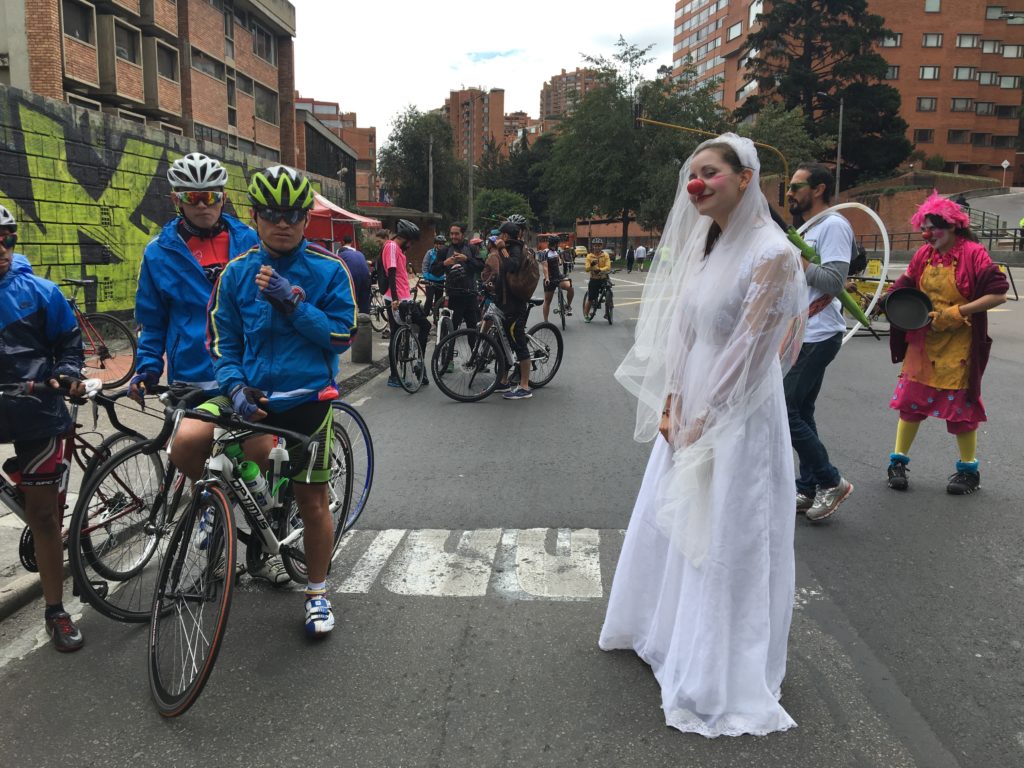 Personajes en Ciclovia en Bogotá Personajes en Ciclovia en Bogotá