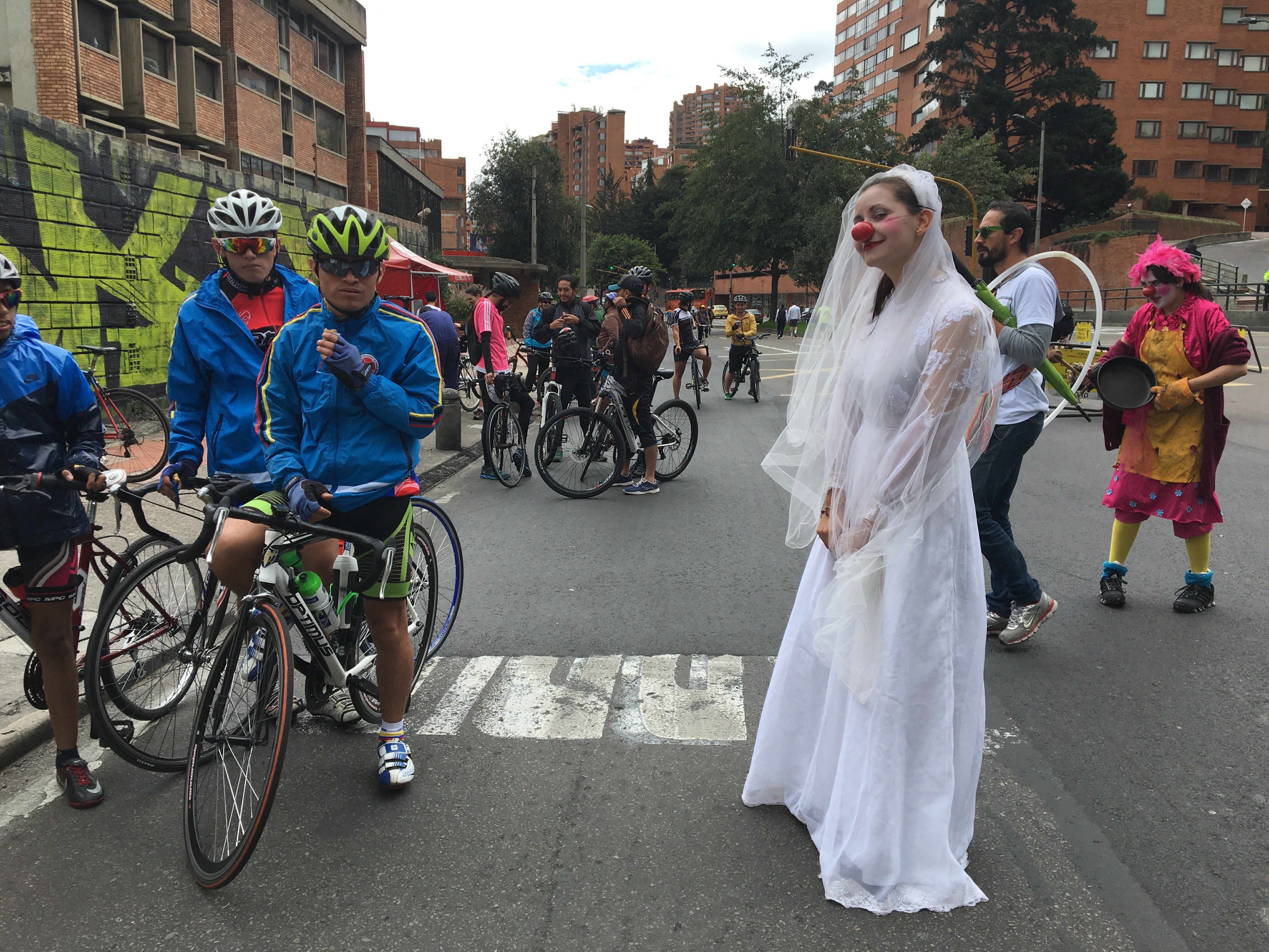 Personajes en Ciclovia en Bogotá Personajes en Ciclovia en Bogotá