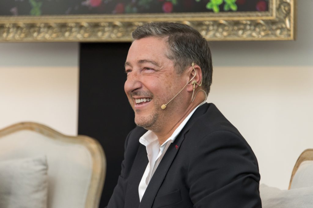 Fotografía de Joan Roca en la embajada de España de Argentina durante la Gira BBVA 2015