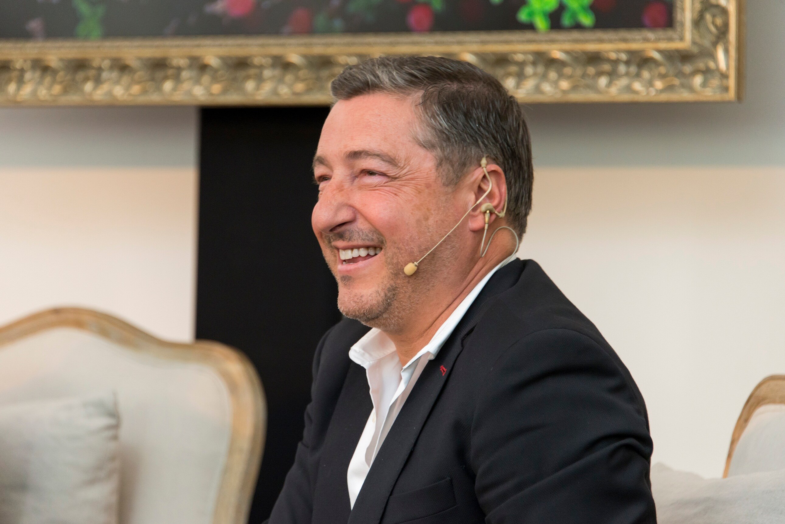 Fotografía de Joan Roca en la embajada de España de Argentina durante la Gira BBVA 2015