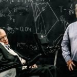 Imagen de Stephen Hawking y Viatcheslav Mukhanov, premio Fundación BBVA Fronteras del Conocimiento en la Universidad de Oxford