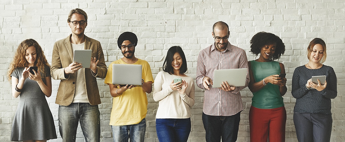 Personas de distintas nacionalidades trabajando con tecnologías digitales Personas de distintas nacionalidades trabajando con tecnologías digitales