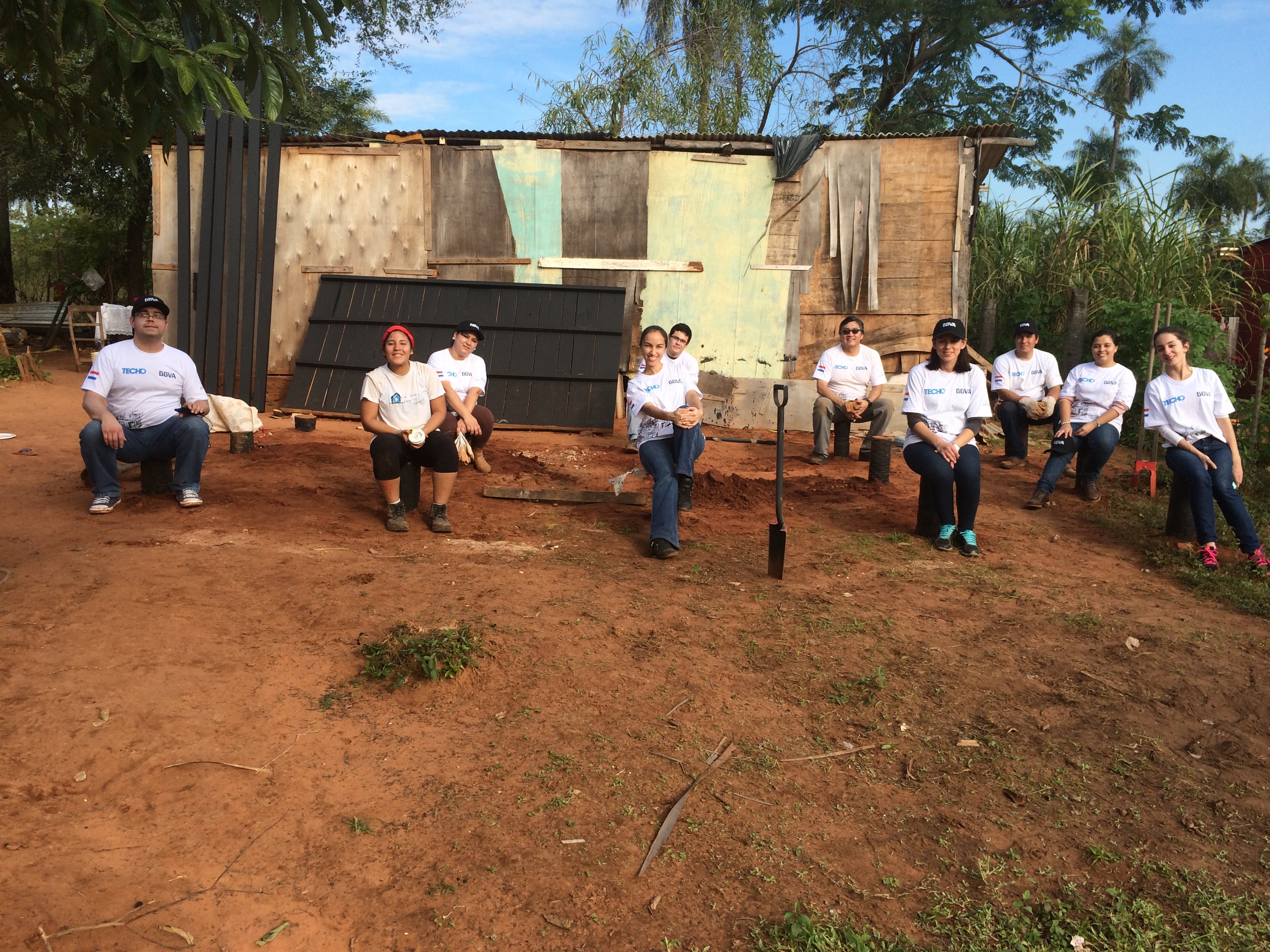 Voluntarios en la primera jornada de construcción Voluntarios en la construcción