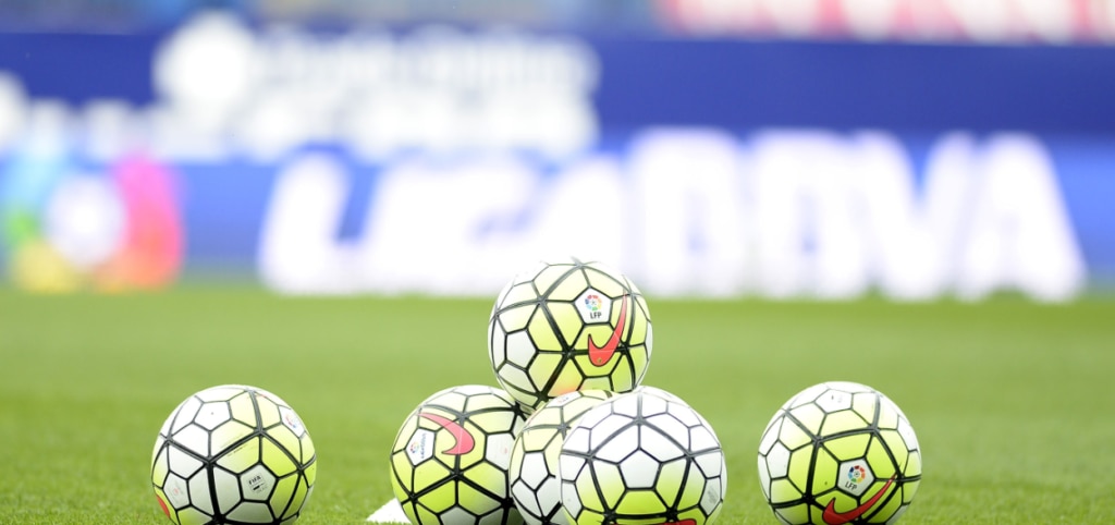 Balones de la Liga BBVA y Liga Adelante antes de un partido