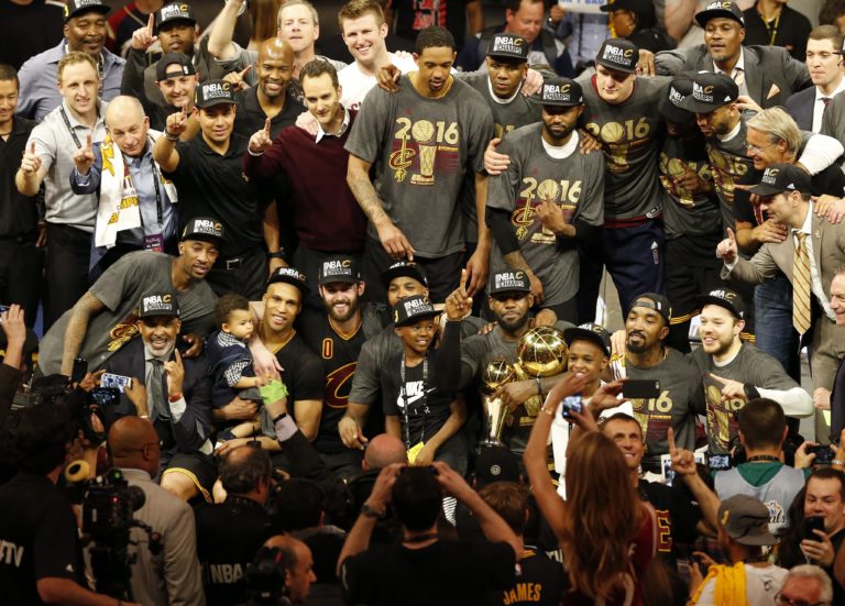 Los Cleveland Cavaliers posan con el trofeo que les acredita campeones de la NBA | Foto: EFE