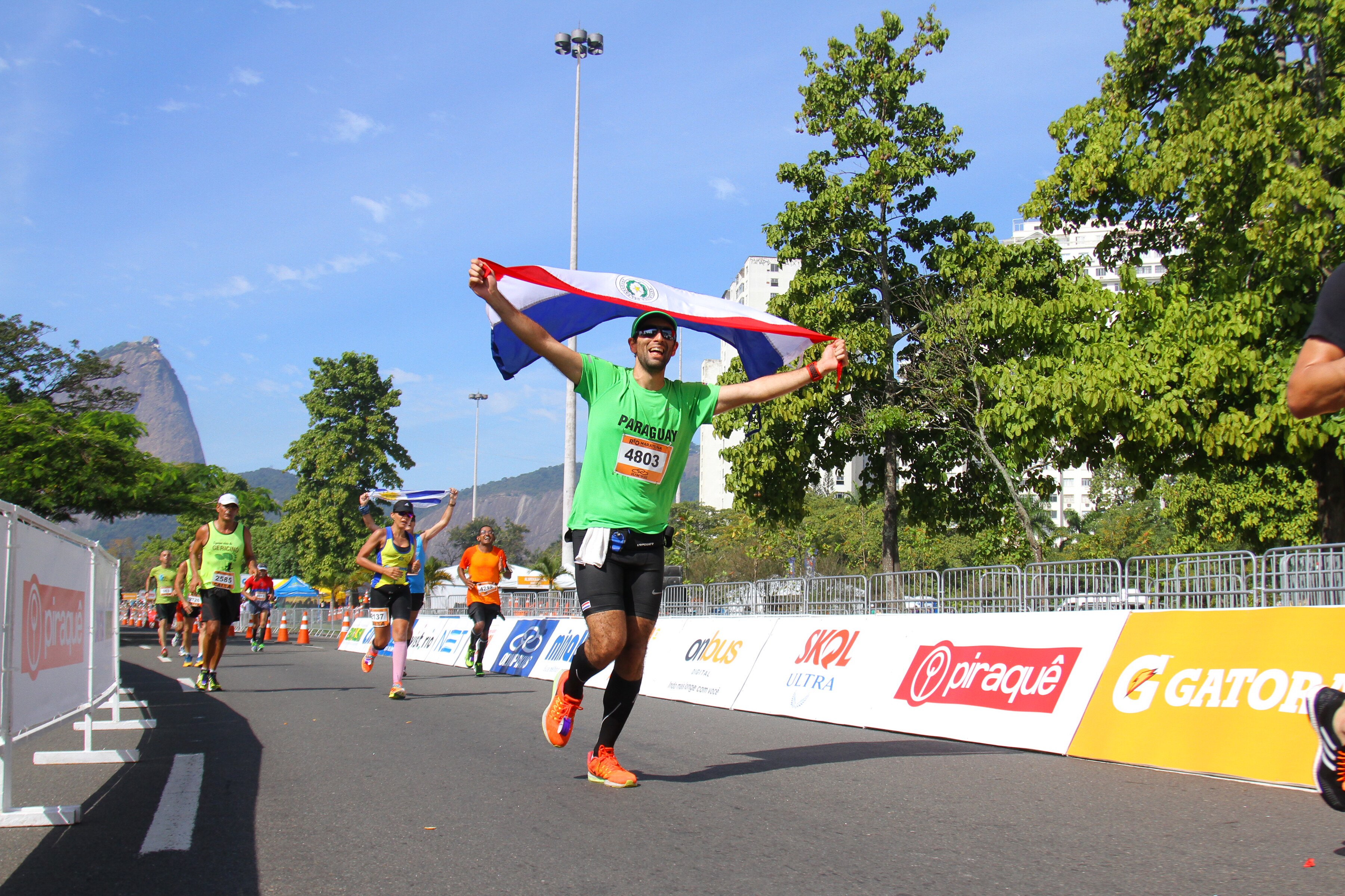 Toto González corre con bandera paraguaya en maratón Corredor paraguayo en Maratón