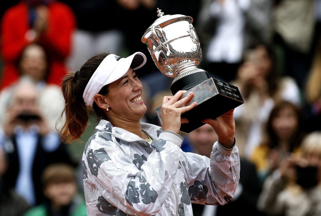 Garbiñe Muguruza levanta su primer Roland Garros tras ganar a Serena Williams | Foto: EFE Garbiñe Muguruza levanta su primer Roland Garros tras ganar a Serena Williams | Foto: EFE