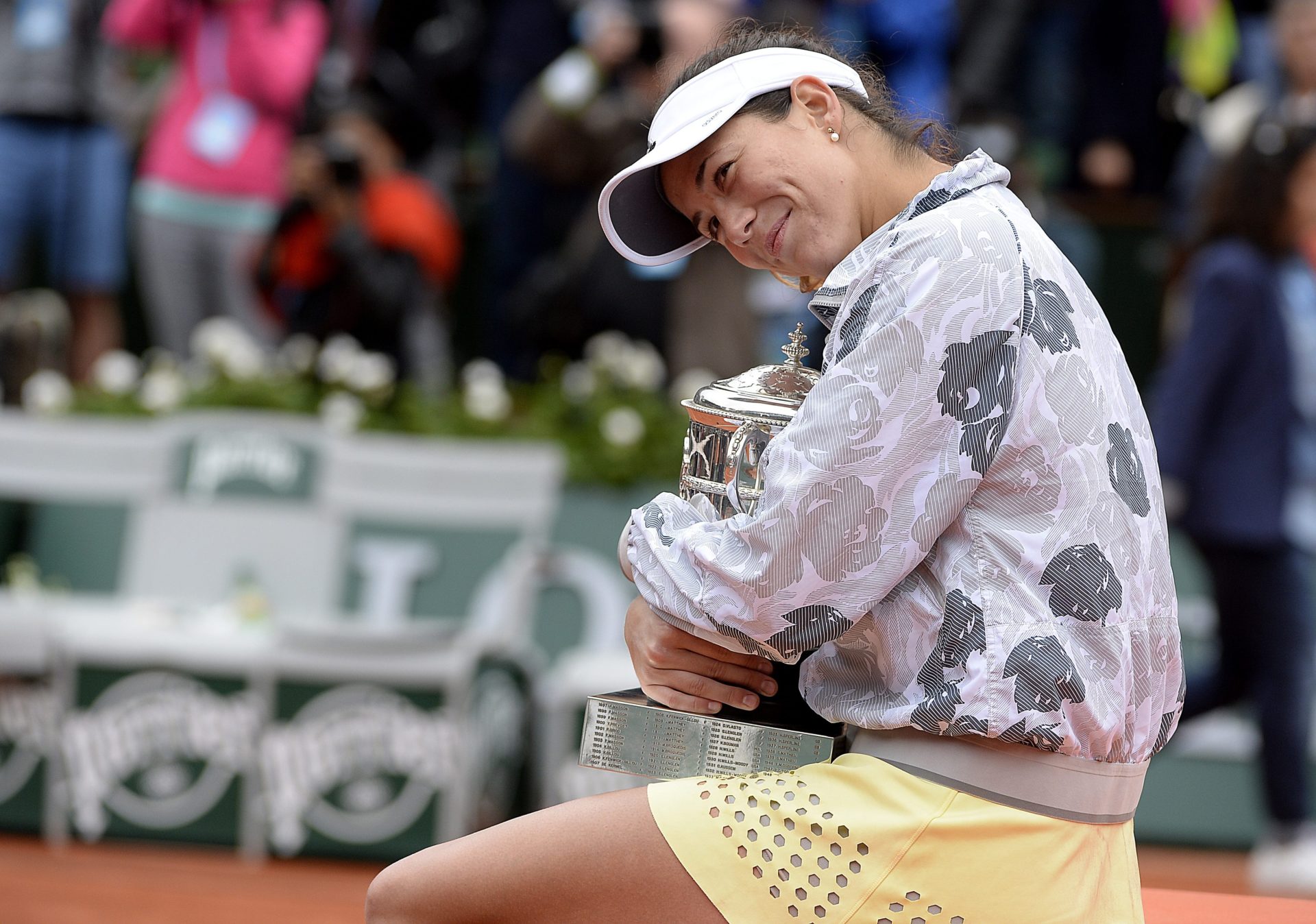 Fotografía de Garbiñe Muguruza, embajadora de BBVA, abraza el trofeo de Roland Garros París