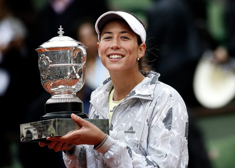 Fotografía de Garbiñe Muguruza, embajadora de BBVA, con el trofeo de Roland Garros París