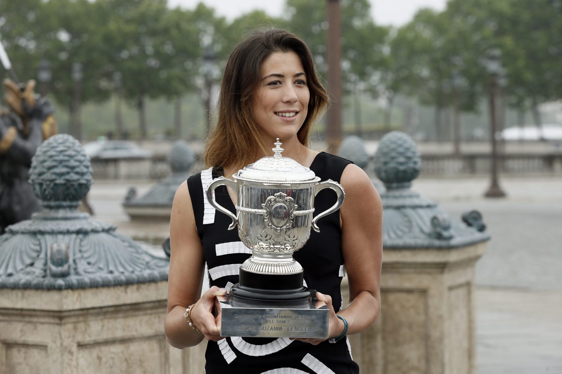 Fotografía de Garbiñe Muguruza, embajadora BBVA, con el trofeo de Roland Garros
