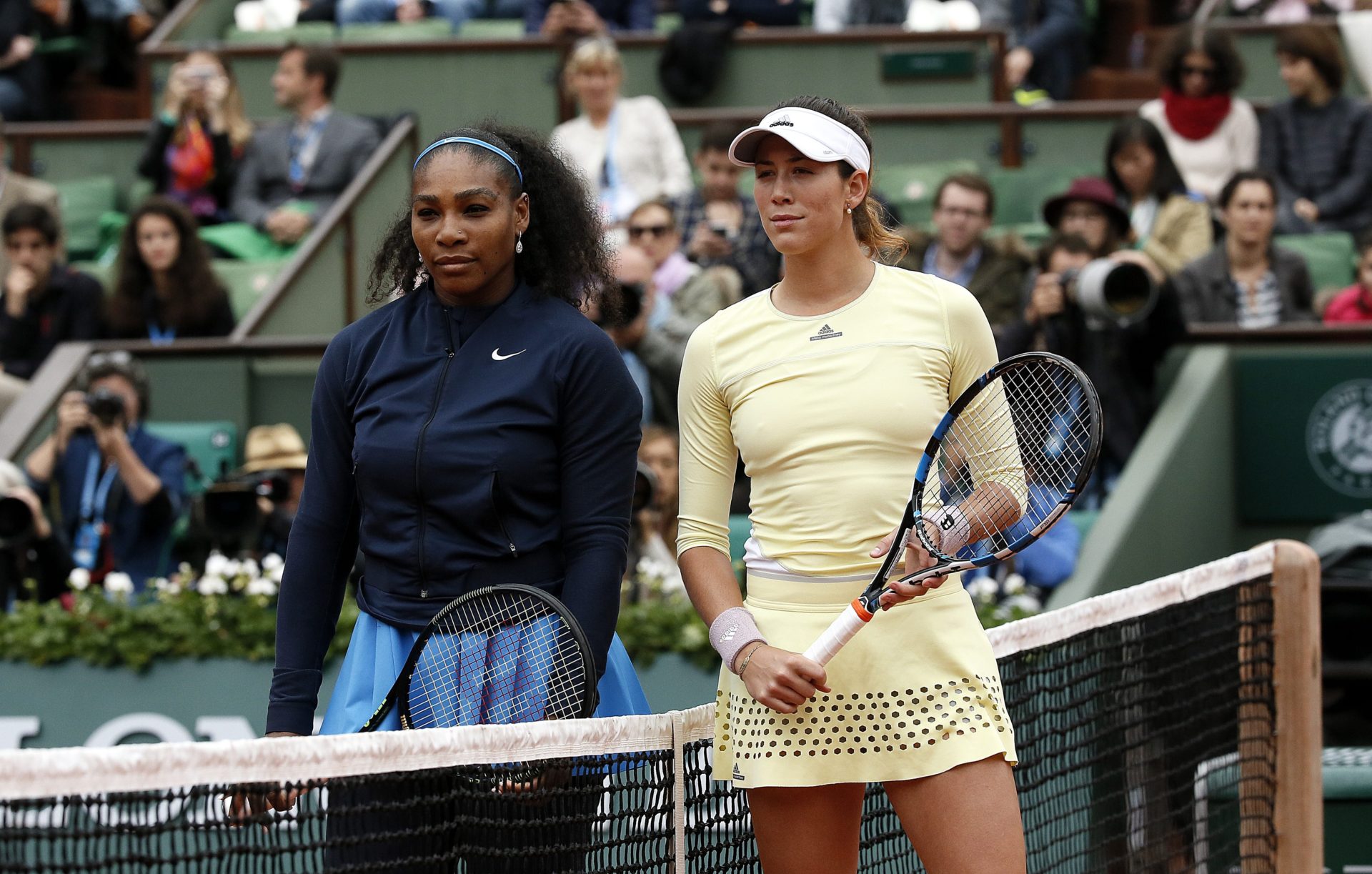 Fotografía de Garbiñe Muguruza, embajadora BBVA, y Serena Williams en la final de Roland Garros