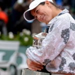 Garbiñe posa con el trofeo que le acredita como vencedora en Roland Garros | Foto: EFE