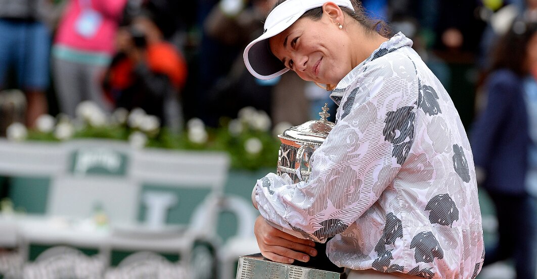 Garbiñe posa con el trofeo que le acredita como vencedora en Roland Garros | Foto: EFE Garbiñe posa con el trofeo que le acredita como vencedora en Roland Garros | Foto: EFE