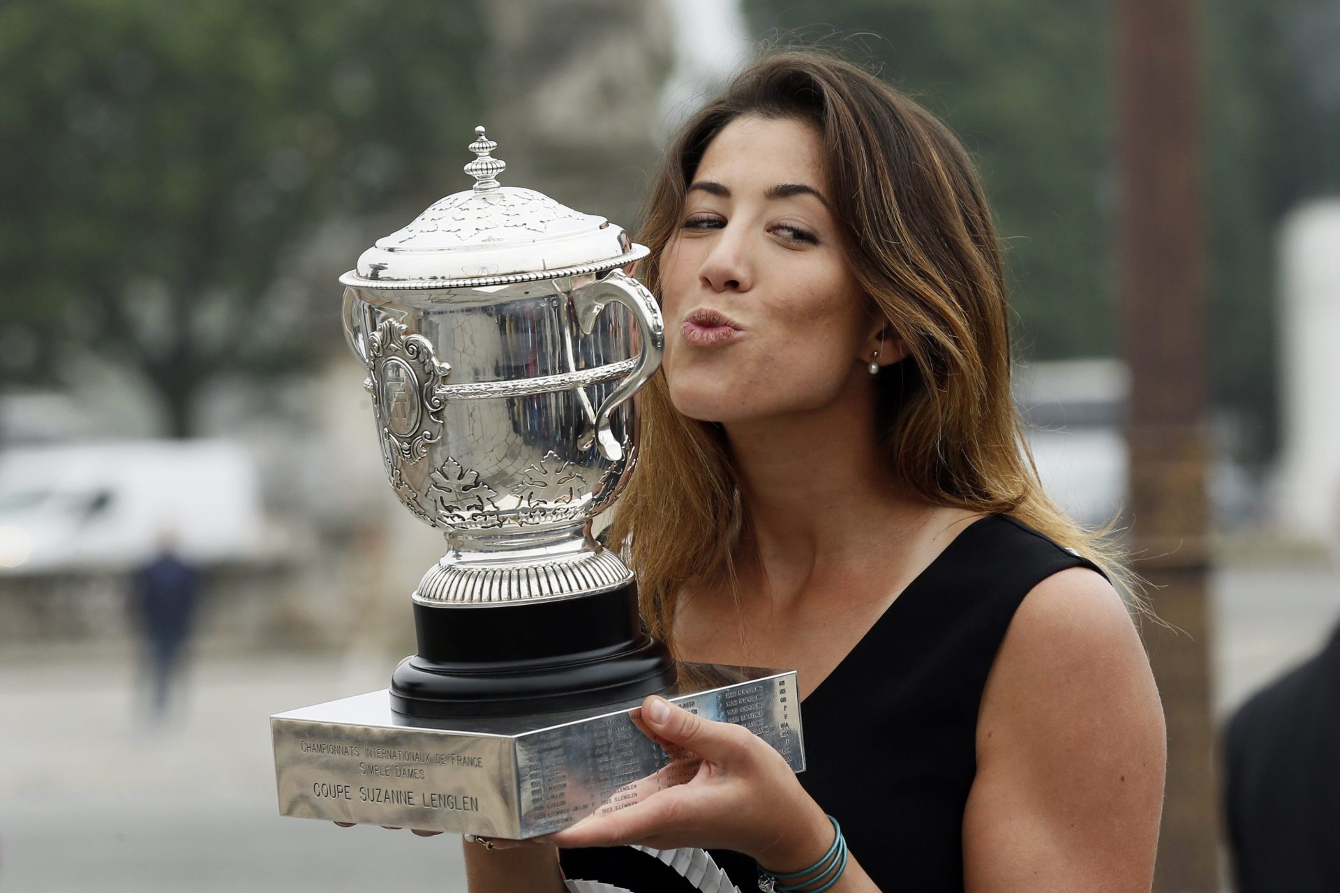Fotografía de Garbiñe Muguruza con el trofeo de campeona de Roland Garros