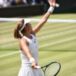 Fotografía de Garbiñe Muguruza ejecuta un saque durante la final de Wimbledon 2015