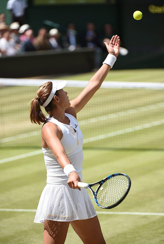 Fotografía de Garbiñe Muguruza ejecuta un saque durante la final de Wimbledon 2015