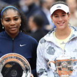 Fotografía de Garbiñe Muguruza y Serena Williams con copas de campeona y subcampeona de Roland Garros 2016