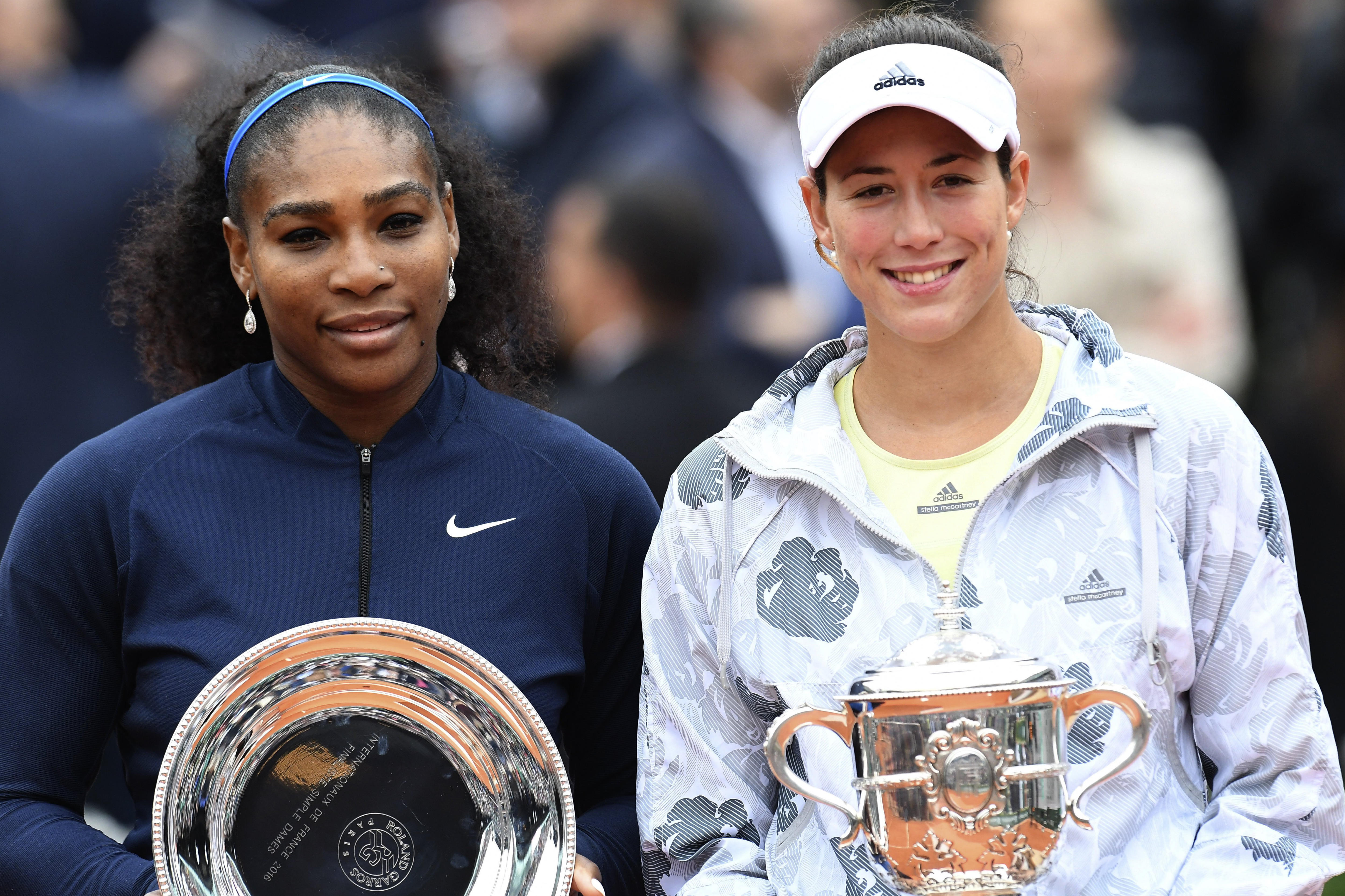 Fotografía de Garbiñe Muguruza y Serena Williams con copas de campeona y subcampeona de Roland Garros 2016