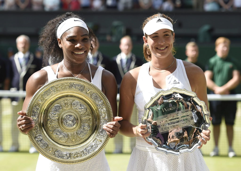 Fotografía de Garbiñe Muguruza y Serena Williams, con trofeos de subcampeona y campeona de Wimbledon 2015