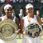 Fotografía de Garbiñe Muguruza y Serena Williams, con trofeos de subcampeona y campeona de Wimbledon 2015