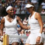 Fotografía de Serena Williams da la enhorabuena a Garbiñe Muguruza tras la final en Wimbledon 2015