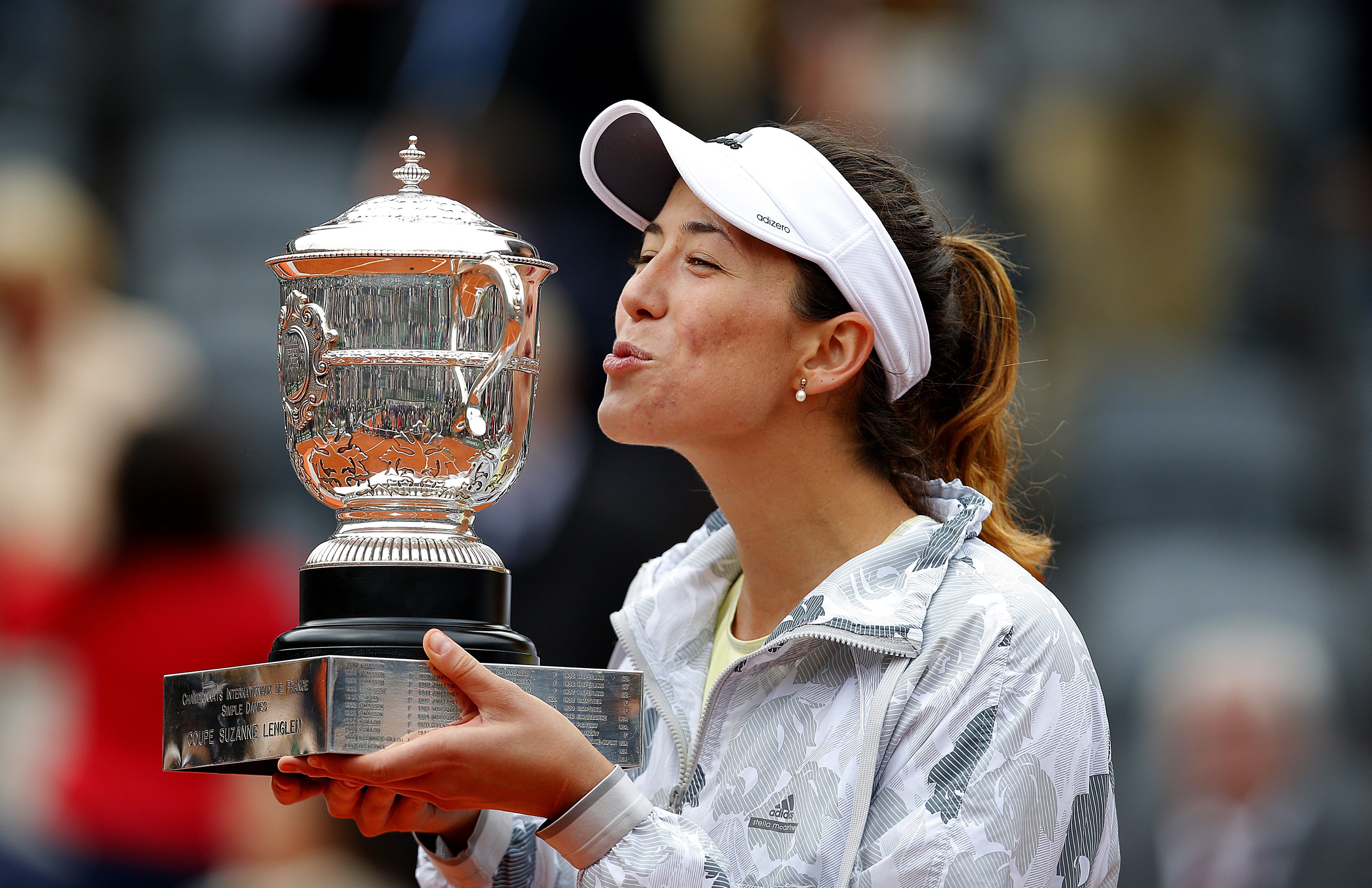 Garbiñe Muguruza besa su primer Roland Garros tras ganar a Serena Williams | Foto: EFE Garbiñe Muguruza besa su primer Roland Garros tras ganar a Serena Williams | Foto: EFE