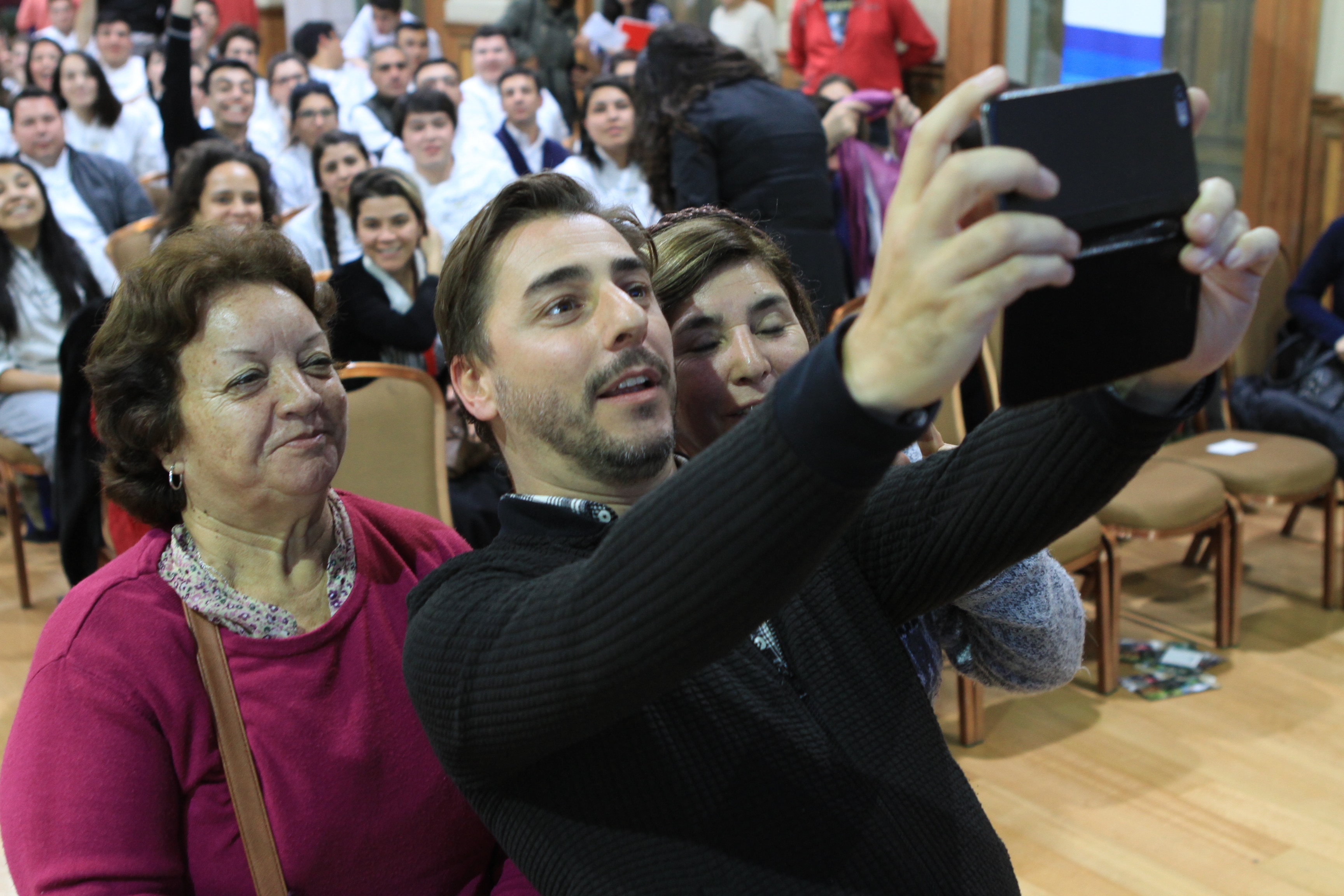 Jordi Roca se saca una foto con los asistentes a la masterclass organizada por BBVA en chile Fotografía Jordi Roca se saca una foto con los asistentes a la masterclass organizada por BBVA en chile