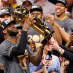 LeBron recibe el trofeo de campeones de la NBA | Foto: EFE
