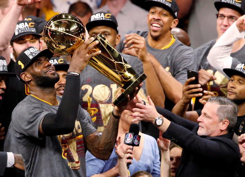 LeBron recibe el trofeo de campeones de la NBA | Foto: EFE