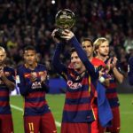 Leo Messi ofrece el Balón de Oro al Camp Nou | Foto: EFE