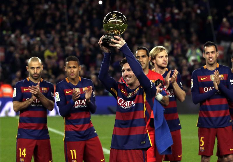 Leo Messi ofrece el Balón de Oro al Camp Nou | Foto: EFE