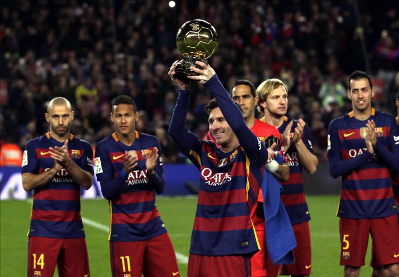 Leo Messi ofrece el Balón de Oro al Camp Nou | Foto: EFE Leo Messi ofrece el Balón de Oro al Camp Nou | Foto: EFE
