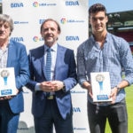 Fotografía de Mikel Merino y Enrique Martín, jugador y entrenador de Osasuna, reciben el Premio BBVA al mejor jugador y entrenador de la Liga Adelante en junio