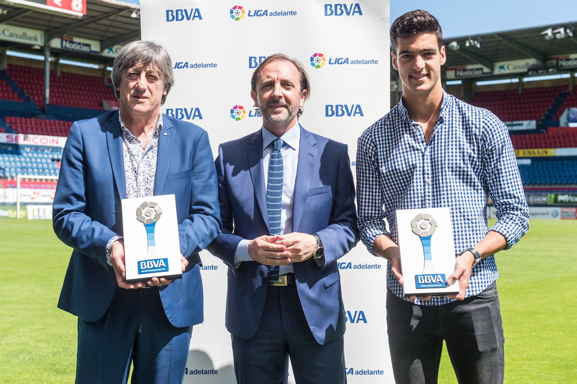 Fotografía de Mikel Merino y Enrique Martín, jugador y entrenador de Osasuna, reciben el Premio BBVA al mejor jugador y entrenador de la Liga Adelante en junio