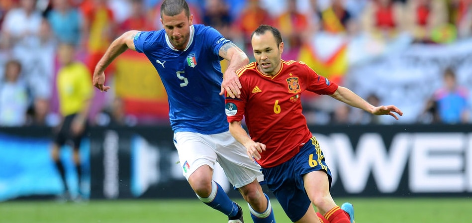 Iniesta y Mota, durante un España vs. Italia de la pasada Eurocopa | Foto: EFE Iniesta y Mota, durante un España vs. Italia de la pasada Eurocopa | Foto: EFE
