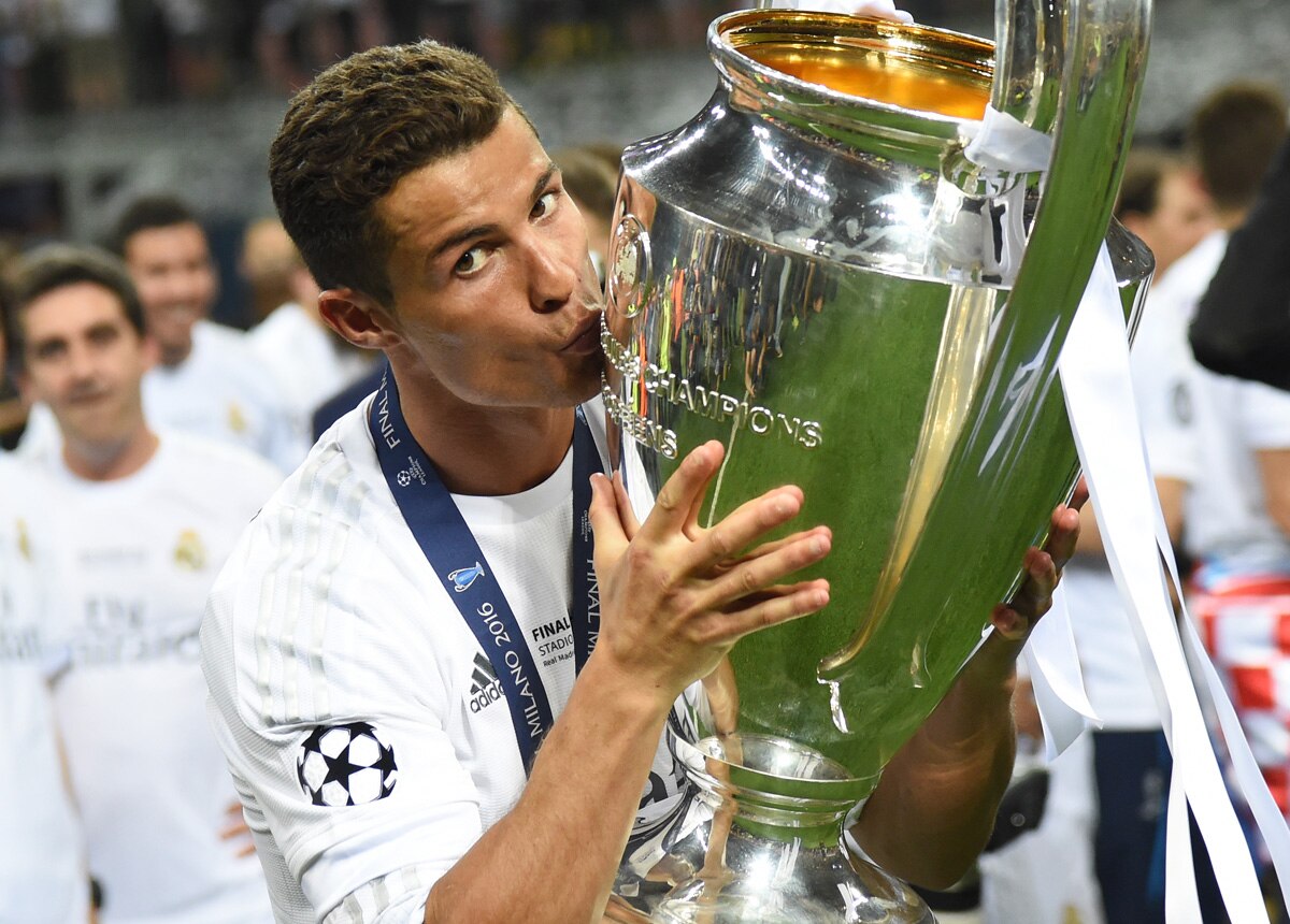 Fotografía de Cristiano Ronaldo con el trofeo de la Úndecima Liga de Campeones del Real Madrid
