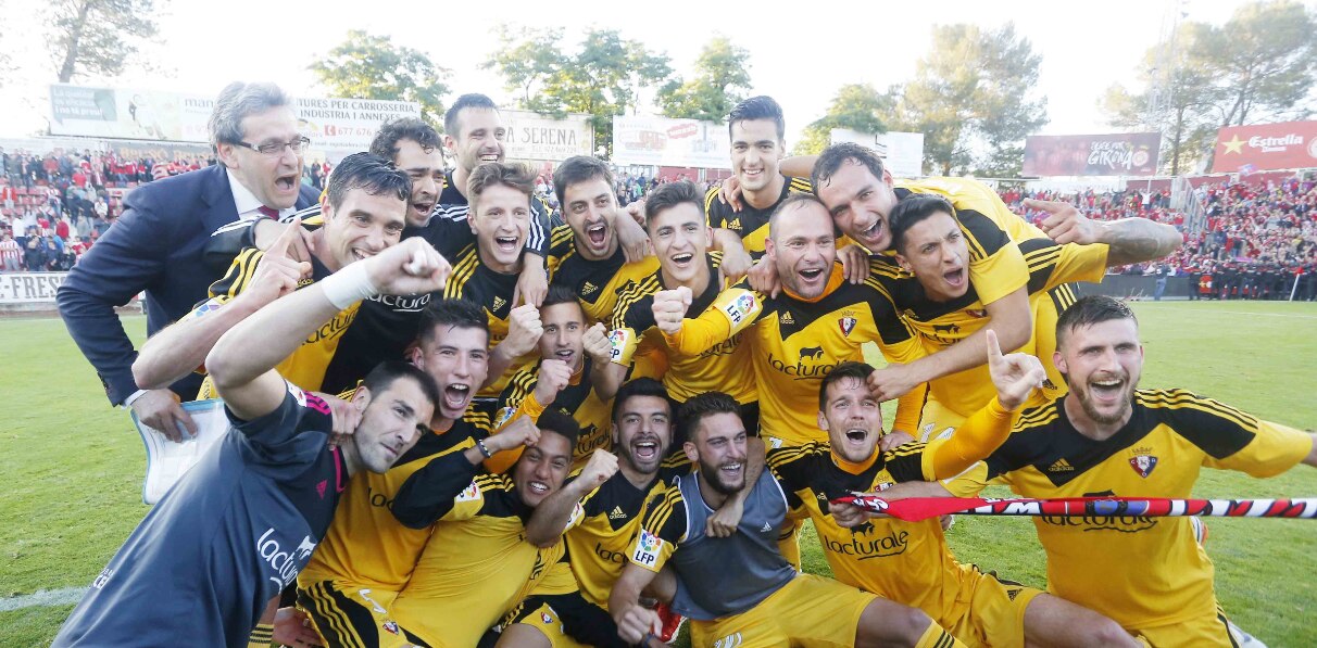 Osasuna celebra el ascenso sobre el césped de Girona | Foto: LaLiga