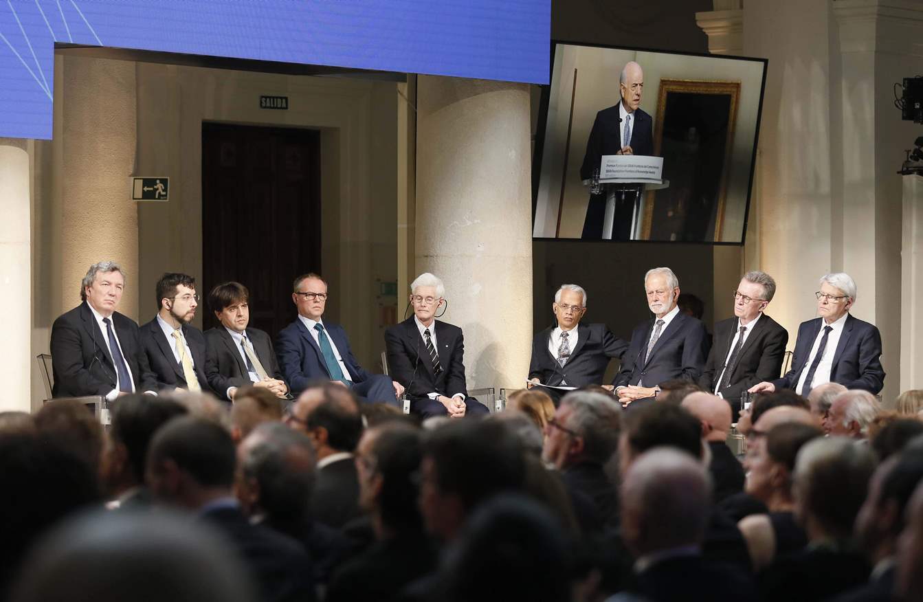 Los galardonados en los Premios Fundación BBVA Fronteras del Conocimiento escuchan el discurso del presidente de BBVA, Francisco González. Imagen de los galardonados en los Premios Fundación BBVA Fronteras del Conocimiento escuchando el discurso del presidente de BBVA, Francisco González..
