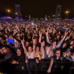 Fotografía de los 20 años Rock al Parque con asistentes celebrando