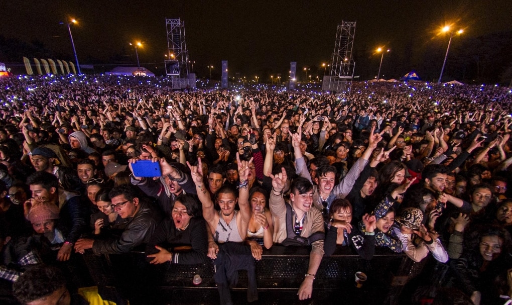 Fotografía de los 20 años Rock al Parque con asistentes celebrando