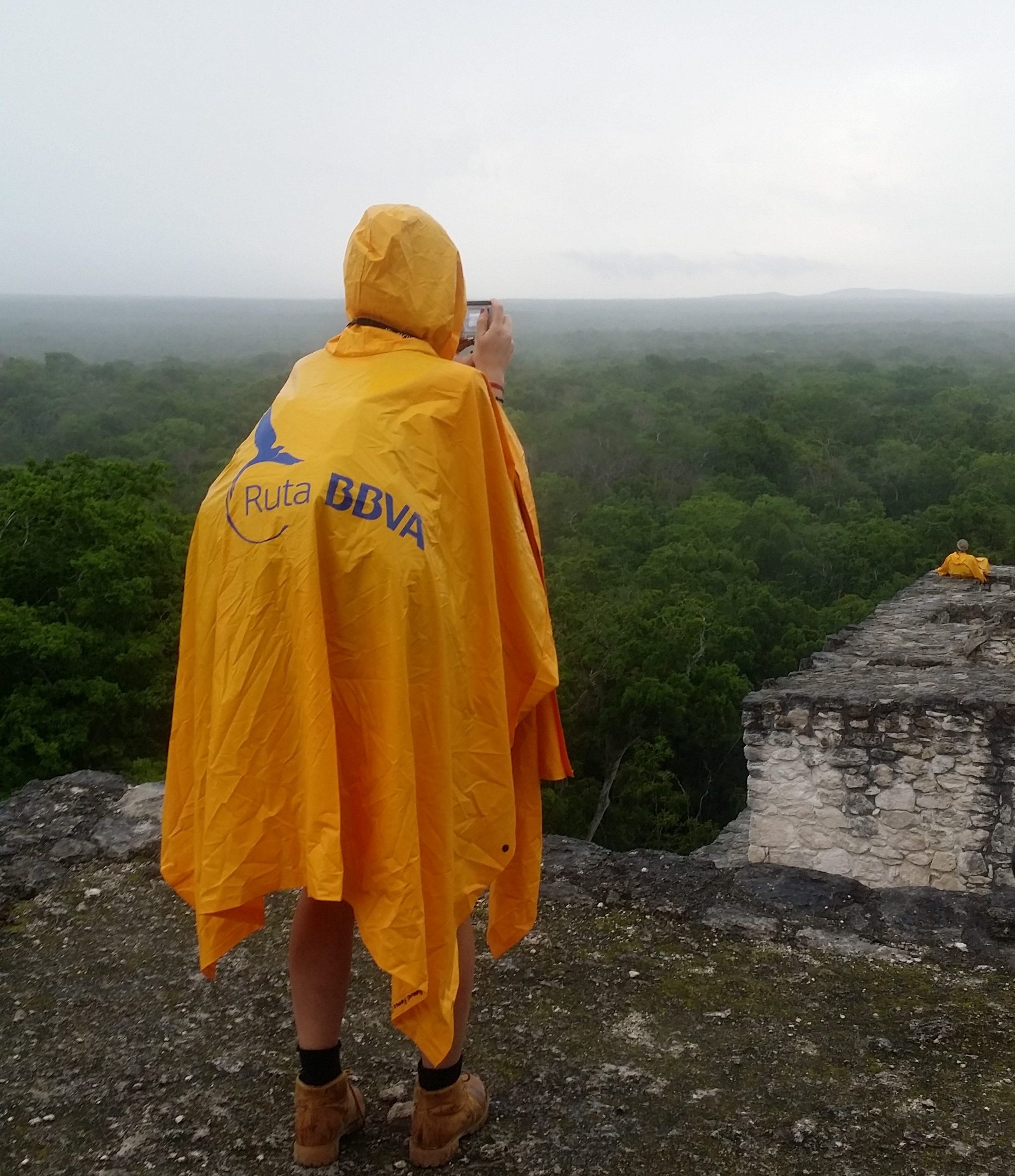 Rutero fotografía la vista desde Calakmul, durante la Ruta BBVA 2016 Fotografía de un rutero fotografíando la vista desde Calakmul, durante la Ruta BBVA 2016