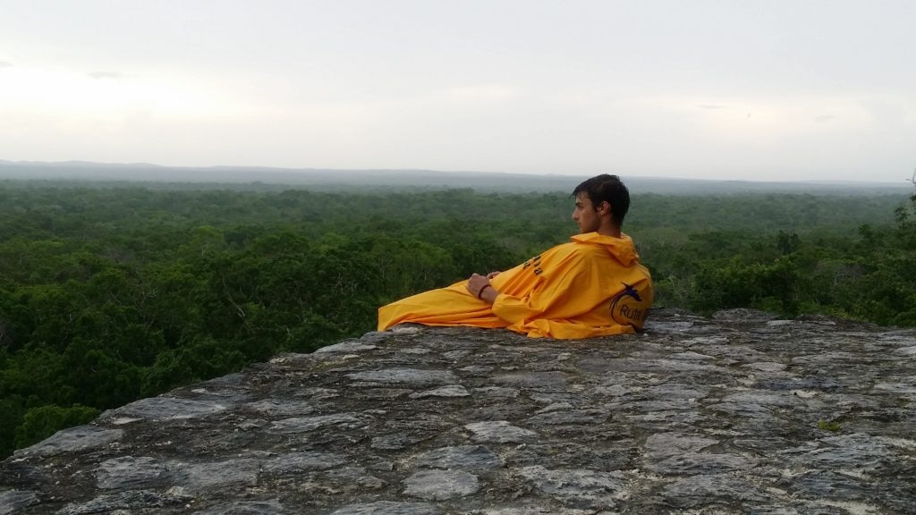 Un expedicionario de la Ruta BBVA 2016 contempla la vista desde Calakmul, México Fotografía de un expedicionario de la Ruta BBVA 2016 contempla la vista desde Calakmul, México