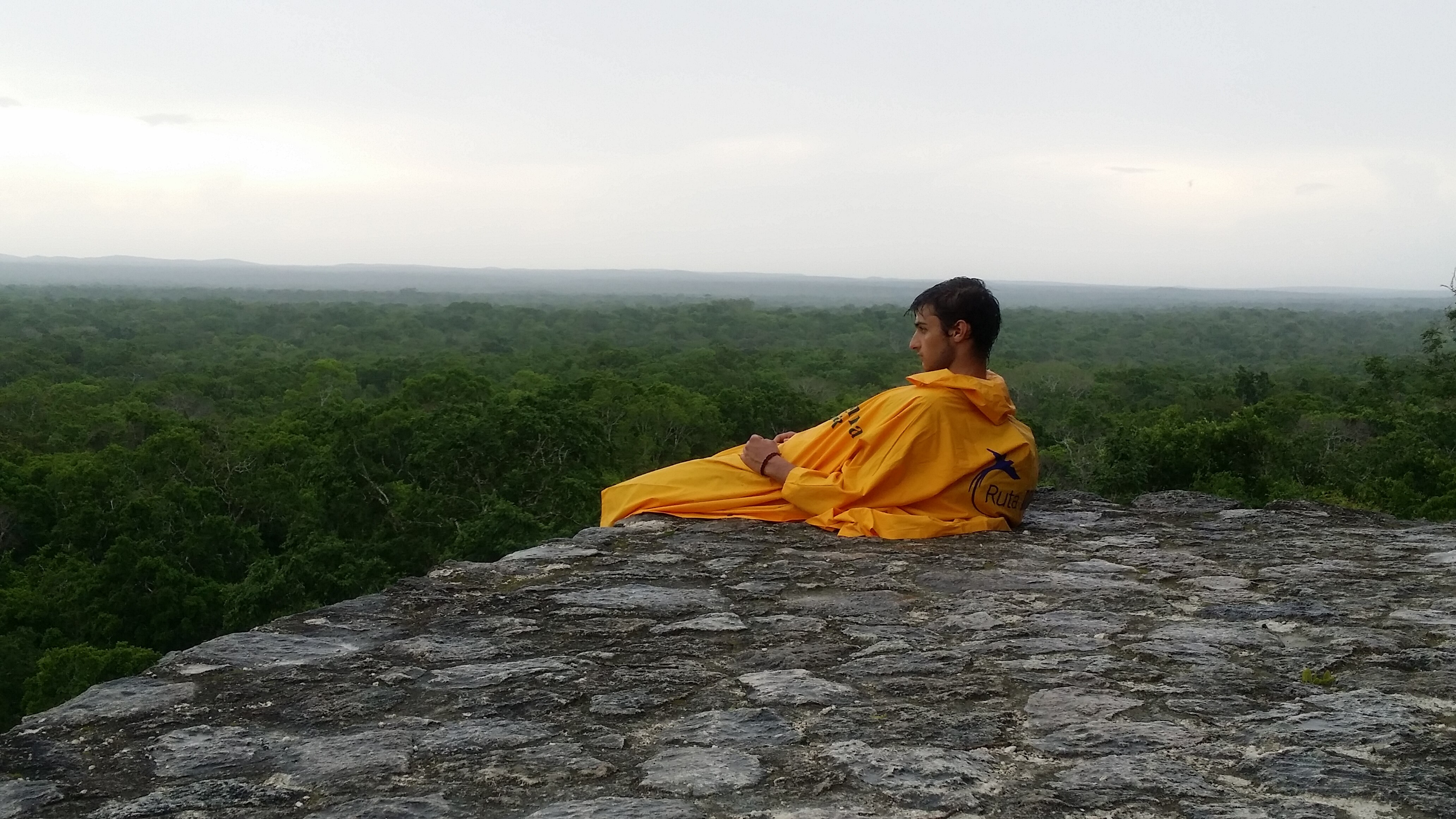 Un expedicionario de la Ruta BBVA 2016 contempla la vista desde Calakmul, México Fotografía de un expedicionario de la Ruta BBVA 2016 contempla la vista desde Calakmul, México