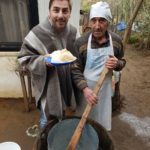 El señor Don Guayo enseña a Jordi Roca cómo se elabora el helado de plátano con nieve de los Andes