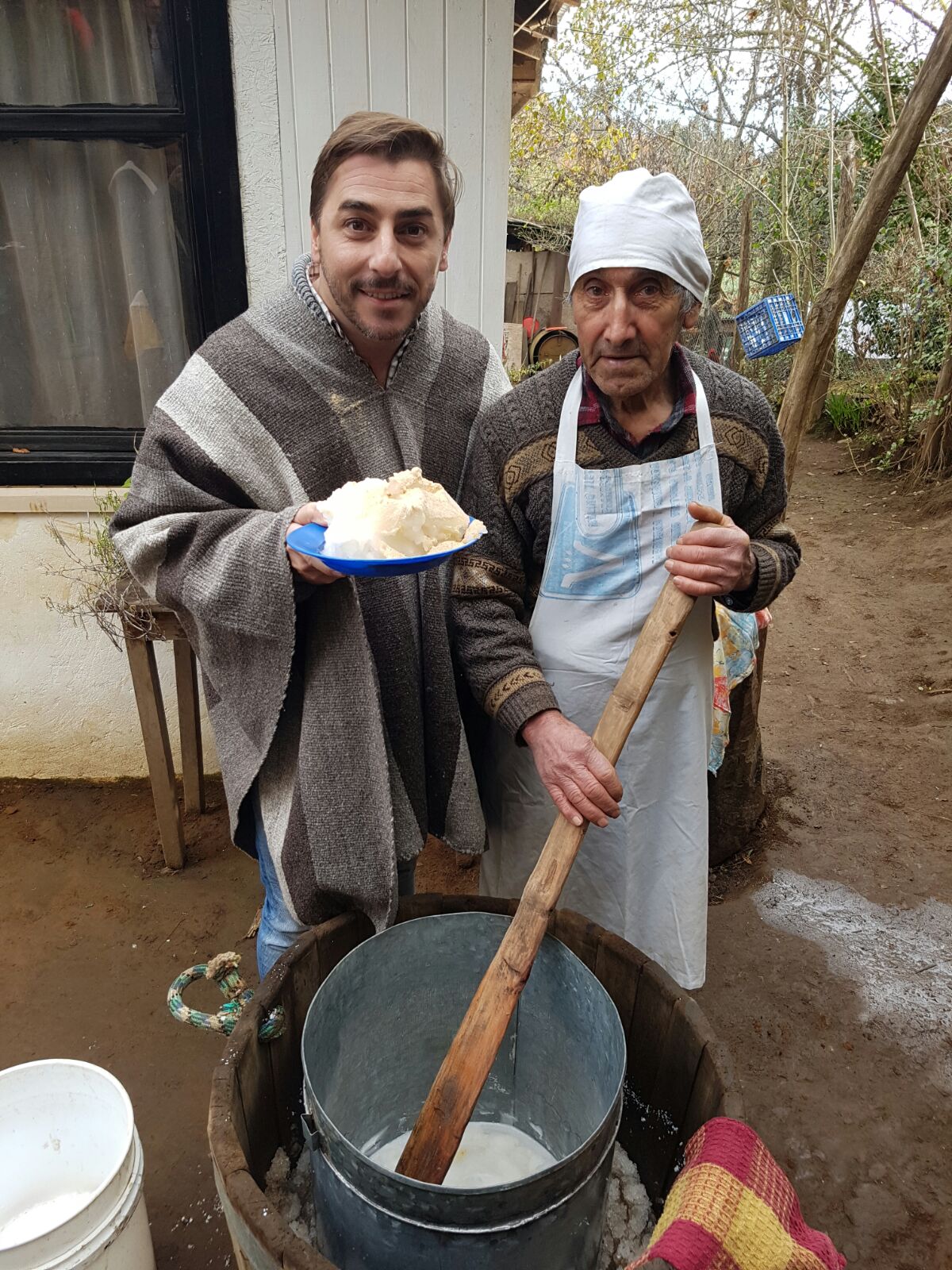 El señor Don Guayo enseña a Jordi Roca cómo se elabora el helado de plátano con nieve de los Andes El señor Don Guayo enseña a Jordi Roca cómo se elabora el helado de plátano con nieve de los Andes