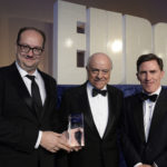De izquierda a derecha. Clive Horwood, editor de Euromoney; Francisco González, presidente de BBVA; y Rob Brydon, presentador de la ceremonia de entrega de los premios