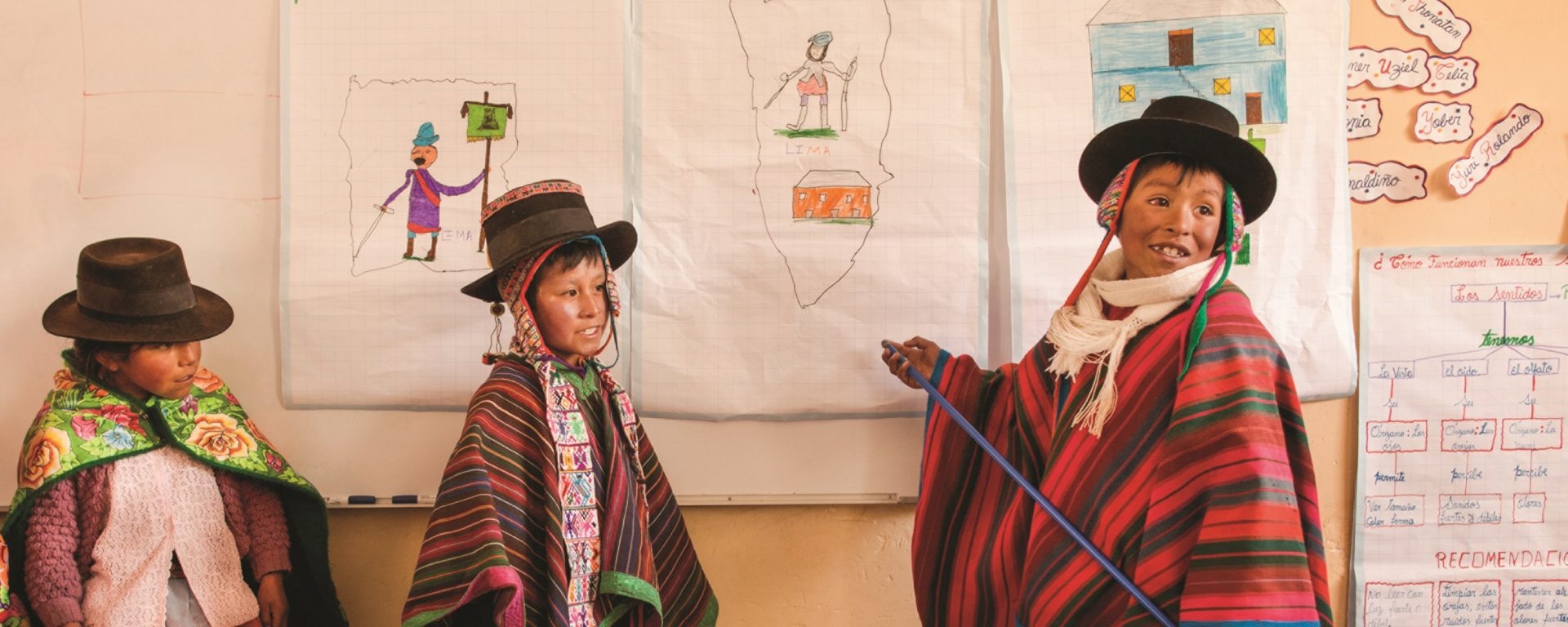 Fotografía de niños del programa Leer es estar adelante de la Fundación BBVA Continental en una escuela de Ayacucho.